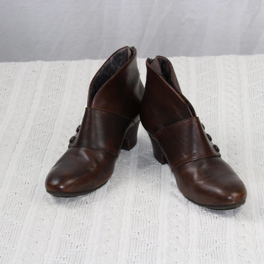 BROWN BOOTIES BY BORN